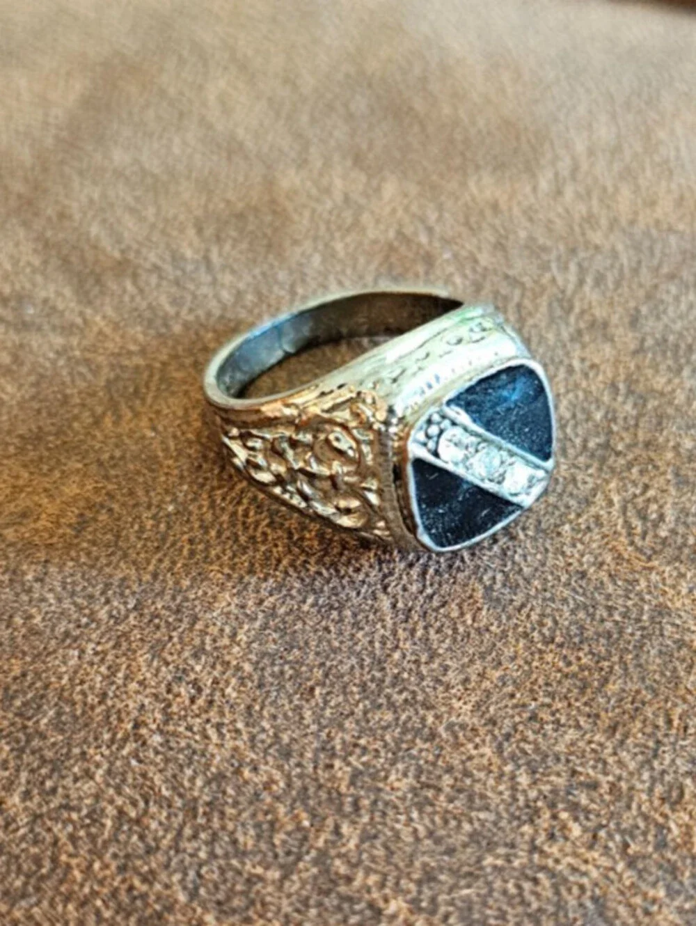 Vintage men's signet-style ring Sz 9 Gold Tone & Black w/ Stones